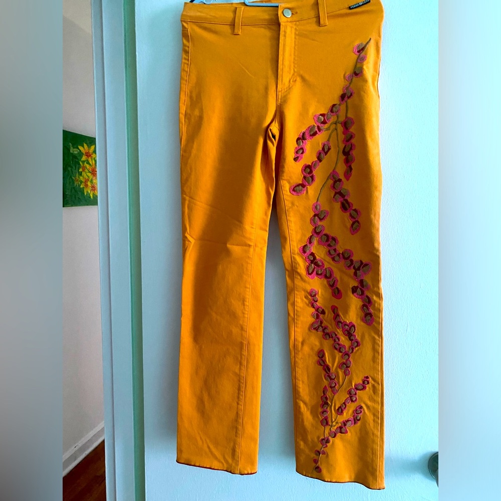 GIANFRANCO FERRE JEANS, BOOTLEG WITH FLORAL APPLICATION, SIZE 30